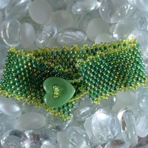 NWOT Handmade Green Oil Slick Beaded Woven Bracelet